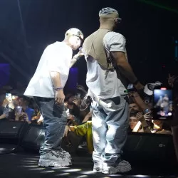 دانلود ریمیکس تو هنوز چاقی آویزونی انگار تارزانی آرتا و کوروش  ریمیکس تند اینستا