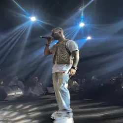 دانلود آهنگ توی تلویزیون اسممون تووی نیوز آرتا و کوروش  ریمیکس جشنی