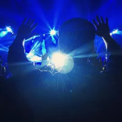 دانلود آهنگ شاد و پرانرژی قدیمی   یکجا طولانی کیفیت 320 رپ پاپ